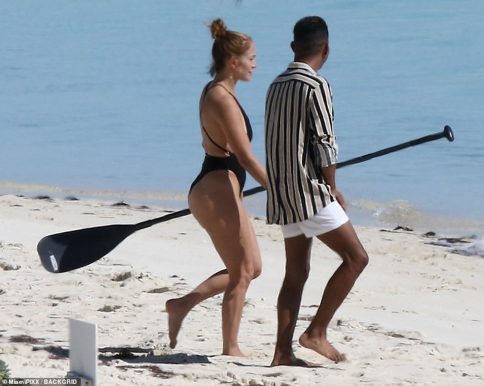 Ngoại ngũ tuần, Jennifer Lopez vẫn đẹp cuốn hút với áo tắm - 1 Ngoại ngũ tuần, Jennifer Lopez vẫn đẹp cuốn hút với áo tắm - 1
