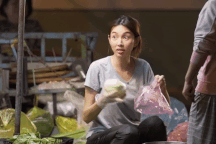 Hoa hậu Thùy Tiên ra chợ bán rau, tá hỏa khi người mua trả giá