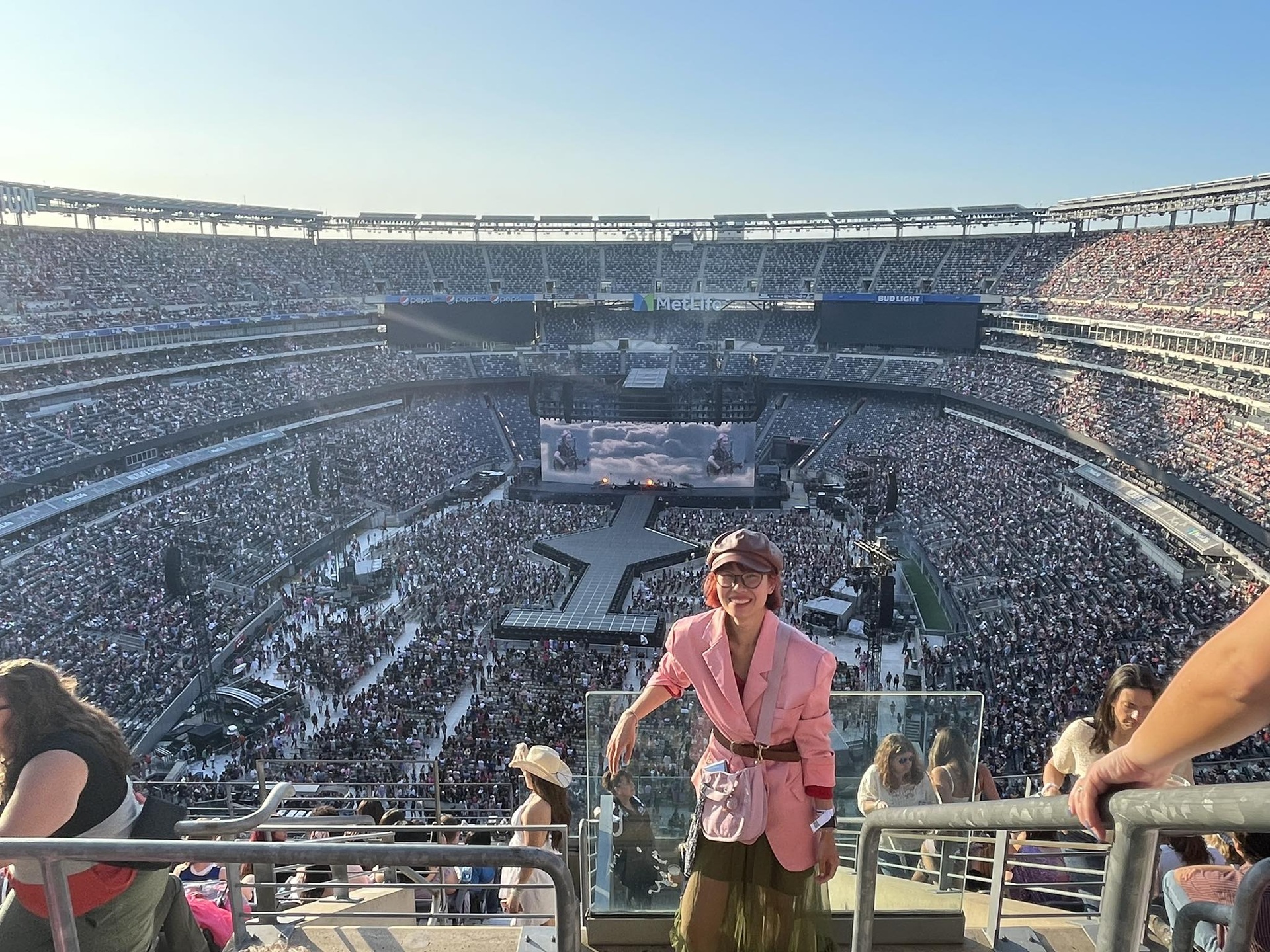 Cô gái Đà Lạt chi trăm triệu đồng sang Mỹ, Singapore xem Taylor Swift - 2 Cô gái Đà Lạt chi trăm triệu đồng sang Mỹ, Singapore xem Taylor Swift - 2