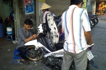 "Trang điểm" xe, kiếm tiền triệu mỗi ngày 