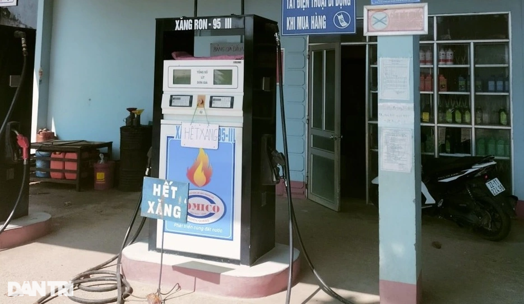 Có hiện tượng cửa hàng thông báo hết xăng, vắng tanh bóng khách - 1 Có hiện tượng cửa hàng thông báo hết xăng, vắng tanh bóng khách - 1