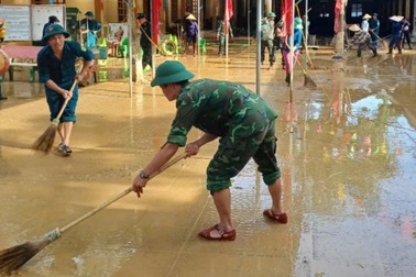 Chật vật dọn bùn, rác bủa vây sau bão lũ