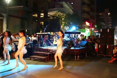 Màn biểu diễn ấn tượng tại phố đi bộ Huế cuối tháng 10/2017