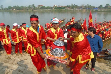 Quảng Bình: Hàng ngàn người chen chân xem rước nước tại Lễ hội chùa Hoằng Phúc