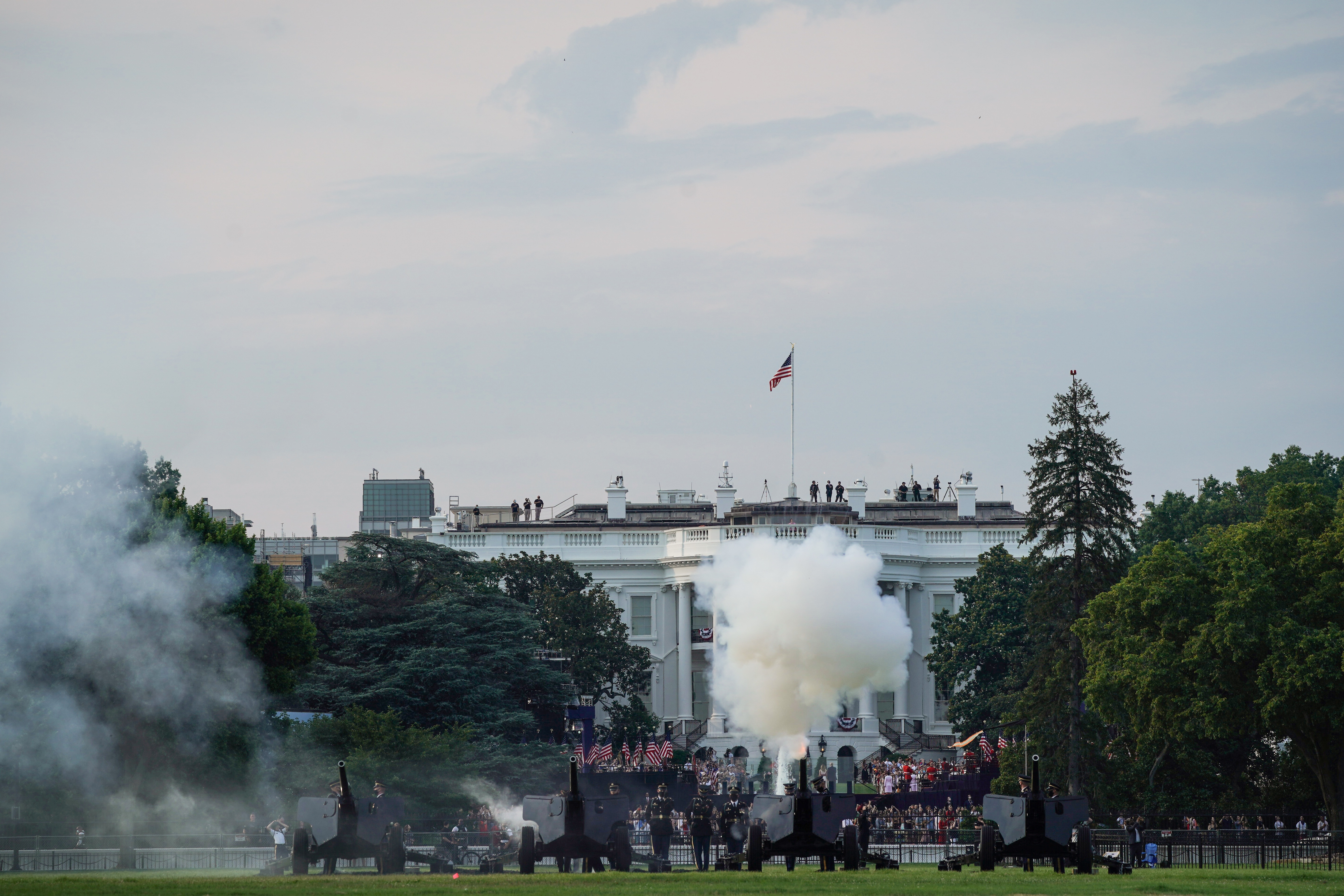 Dàn máy bay quân sự phô diễn sức mạnh mừng quốc khánh Mỹ - 12