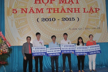 An Giang: 58 tài năng trẻ được nhận học bổng