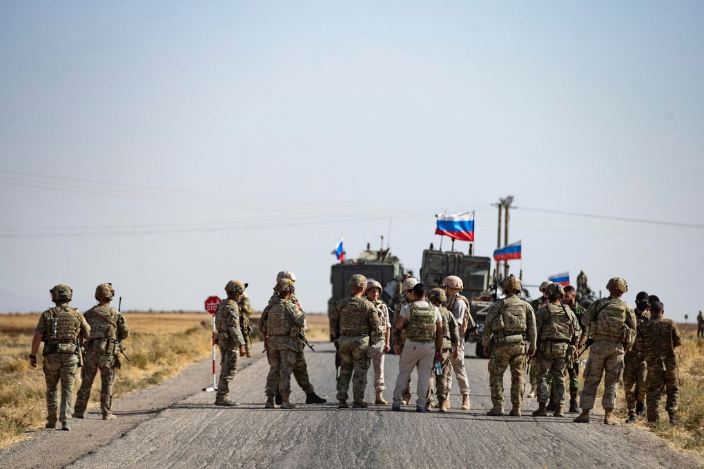 Khoảnh khắc hữu hảo của binh sĩ Nga - Mỹ tại Syria - 3 Khoảnh khắc hữu hảo của binh sĩ Nga - Mỹ tại Syria - 3