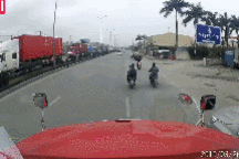 Phẫn nộ xe bán tải vượt ẩu, chèn ép cả ô tô và xe máy