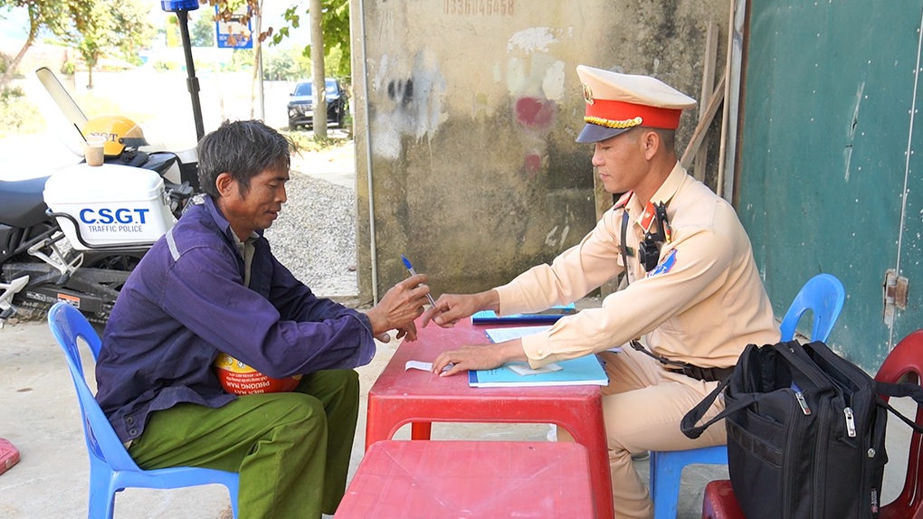 Kiểm tra hơn 1.000 lượt phương tiện phát hiện 40 tài xế vi phạm nồng độ cồn - 1 Kiểm tra hơn 1.000 lượt phương tiện phát hiện 40 tài xế vi phạm nồng độ cồn - 1