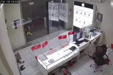 Kinh hoàng giây phút chủ cửa hàng ĐTDĐ bị kẻ lạ xông vào chém dã man