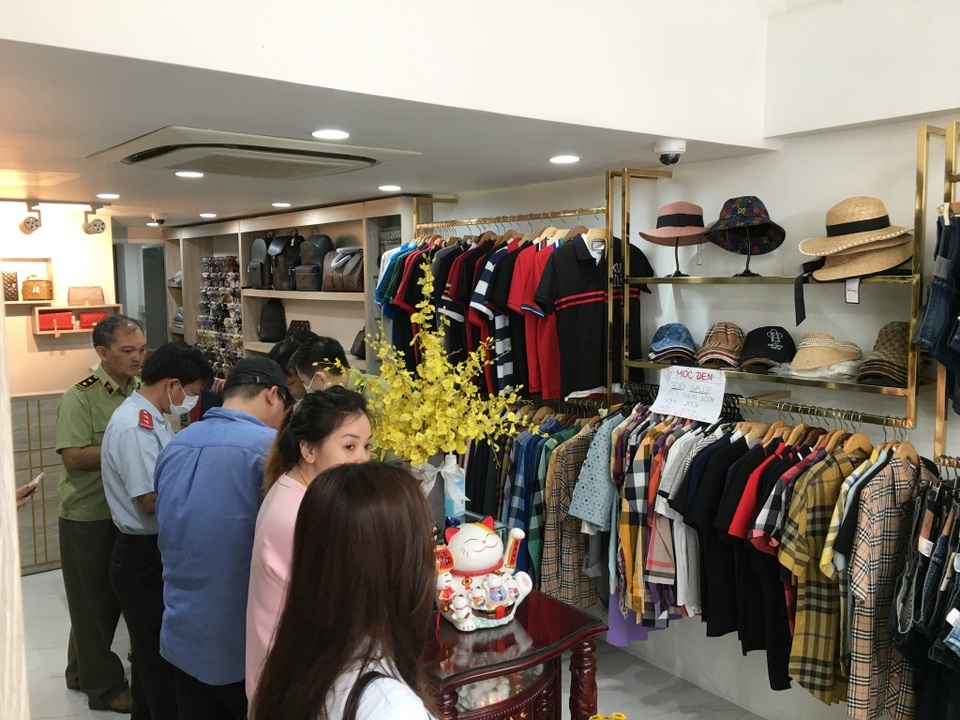 Hàng ngàn sản phẩm đồ hiệu “dỏm” bán trên mạng bị phát hiện - 2 Hàng ngàn sản phẩm đồ hiệu “dỏm” bán trên mạng bị phát hiện - 2