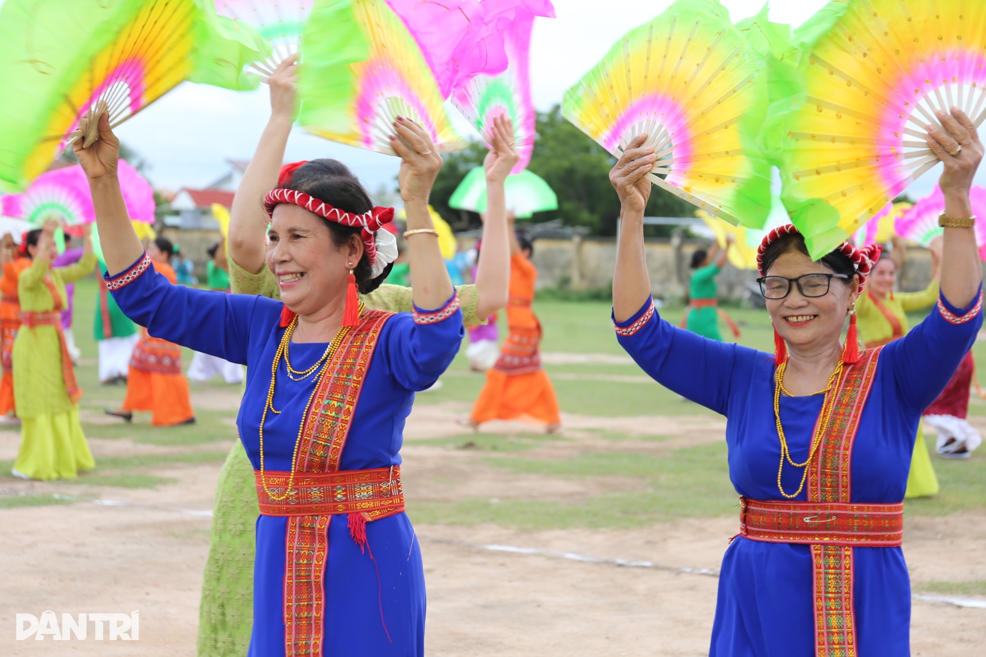 Ngắm nhìn điệu múa Chăm của người dân thôn Thành Ý mừng hội Katê - 6 Ngắm nhìn điệu múa Chăm của người dân thôn Thành Ý mừng hội Katê - 6