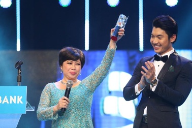 Danh hài Phi Phụng nhiệt tình trên sàn tập “Vợ chồng mình hát”