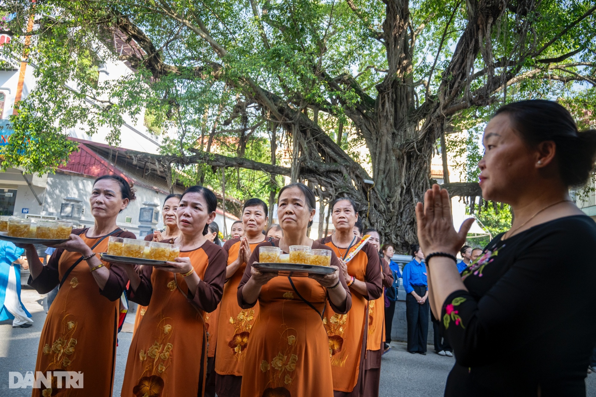 Đông đảo người dân tưởng nhớ 1 năm ngày mất cố Tổng Bí thư Nguyễn Phú Trọng - 3 Đông đảo người dân tưởng nhớ 1 năm ngày mất cố Tổng Bí thư Nguyễn Phú Trọng - 3