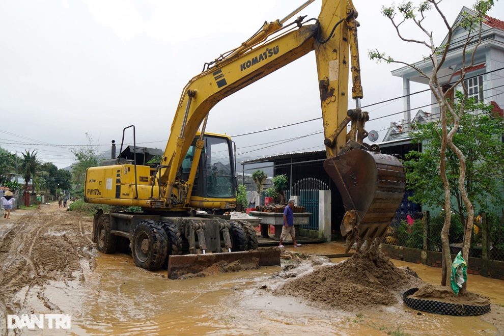 Cận cảnh núi Cấm nổi giận, lũ bùn phủ kín khu dân cư - 15 Cận cảnh núi Cấm nổi giận, lũ bùn phủ kín khu dân cư - 15