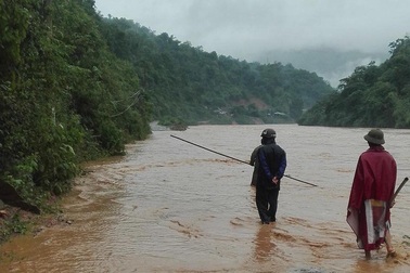 Lũ “chặt đứt” đường, nhiều bản làng bị cô lập