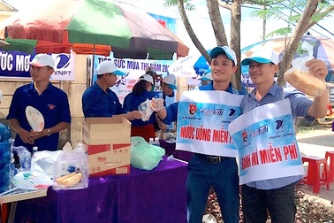 Cấp miễn phí bánh mỳ, sữa, nước cho thí sinh vùng biên giới