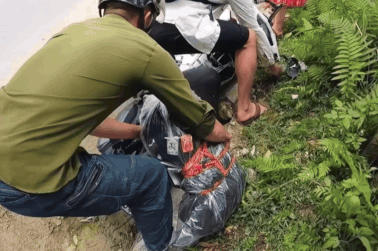 Cô gái Hàn ngã xe ở Tuyên Quang được người dân kéo lên, mời về nhà gội đầu