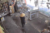 Xe đầu kéo lao vào hàng loạt cửa hàng, một người tử vong