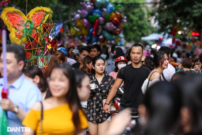Người dân thủ đô quên đeo khẩu trang vui tết Trung thu - 4 Người dân thủ đô quên đeo khẩu trang vui tết Trung thu - 4
