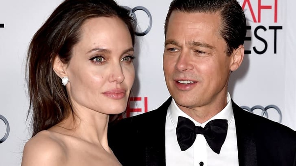 Angelina Jolie đem bán tranh do Brad Pitt tặng, thu về lợi lớn - 2 Angelina Jolie đem bán tranh do Brad Pitt tặng, thu về lợi lớn - 2