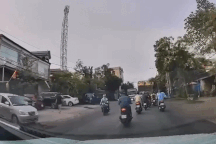 Người đàn ông đi xe máy trượt ngã, lao vào gầm ô tô tải