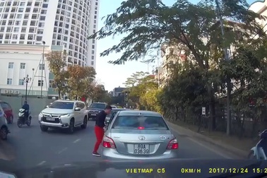 Tài xế xe Mercedes-Benz chạy lấn làn còn ra khỏi xe thể hiện thái độ thách thức, đe dọa