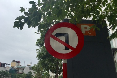 Biển cấm rẽ không có giá trị cấm quay đầu xe