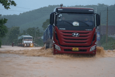 Quốc lộ 15A "tê liệt" trong nước lũ, xe chết máy, giao thông hỗn loạn