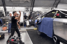 Xem lại pha trình diễn với xe bán tải Tesla Cybertruck đã khiến Elon Musk mất trắng 768 triệu USD