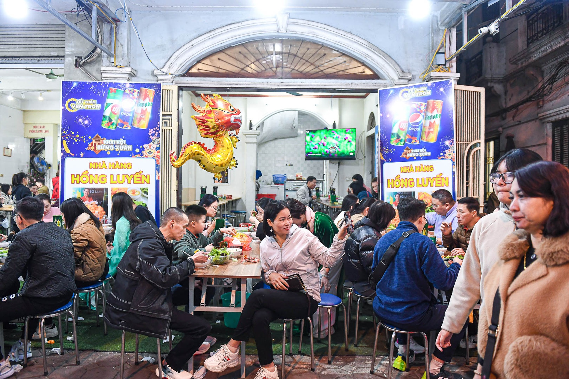 Chủ quán bún ốc Hà Nội mệt phờ vì khách xếp hàng đông tràn vỉa hè ngày Tết - 9 Chủ quán bún ốc Hà Nội mệt phờ vì khách xếp hàng đông tràn vỉa hè ngày Tết - 9