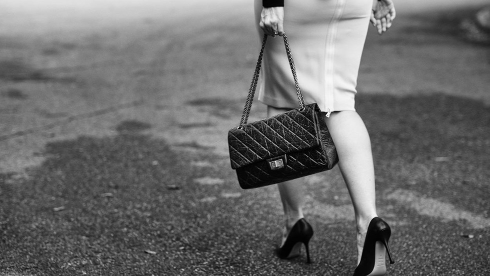 Ra mắt từ 68 năm trước, chiếc túi Chanel này vẫn cháy hàng liên tục - 1 Ra mắt từ 68 năm trước, chiếc túi Chanel này vẫn cháy hàng liên tục - 1