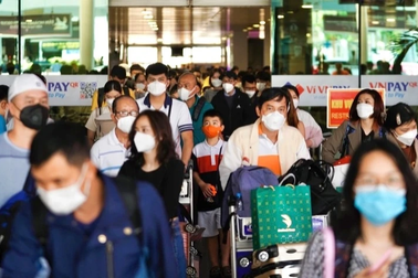 Khách trở lại sân bay Tân Sơn Nhất đông kỷ lục mùng 5 Tết