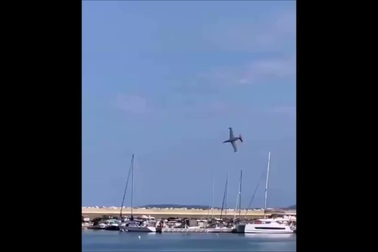 Khoảnh khắc máy bay gặp nạn khi đang trình diễn khiến phi công thiệt mạng