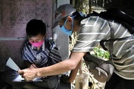 Indonesia: Giáo viên trèo đèo lội suối, mang con chữ tới tận nhà học sinh
