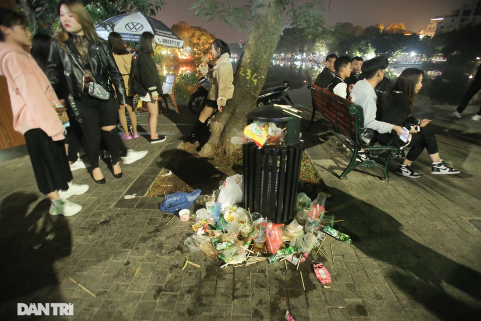 Khu vực hồ Gươm ngập trong biển rác sau đêm Giáng sinh - 8 Khu vực hồ Gươm ngập trong biển rác sau đêm Giáng sinh - 8