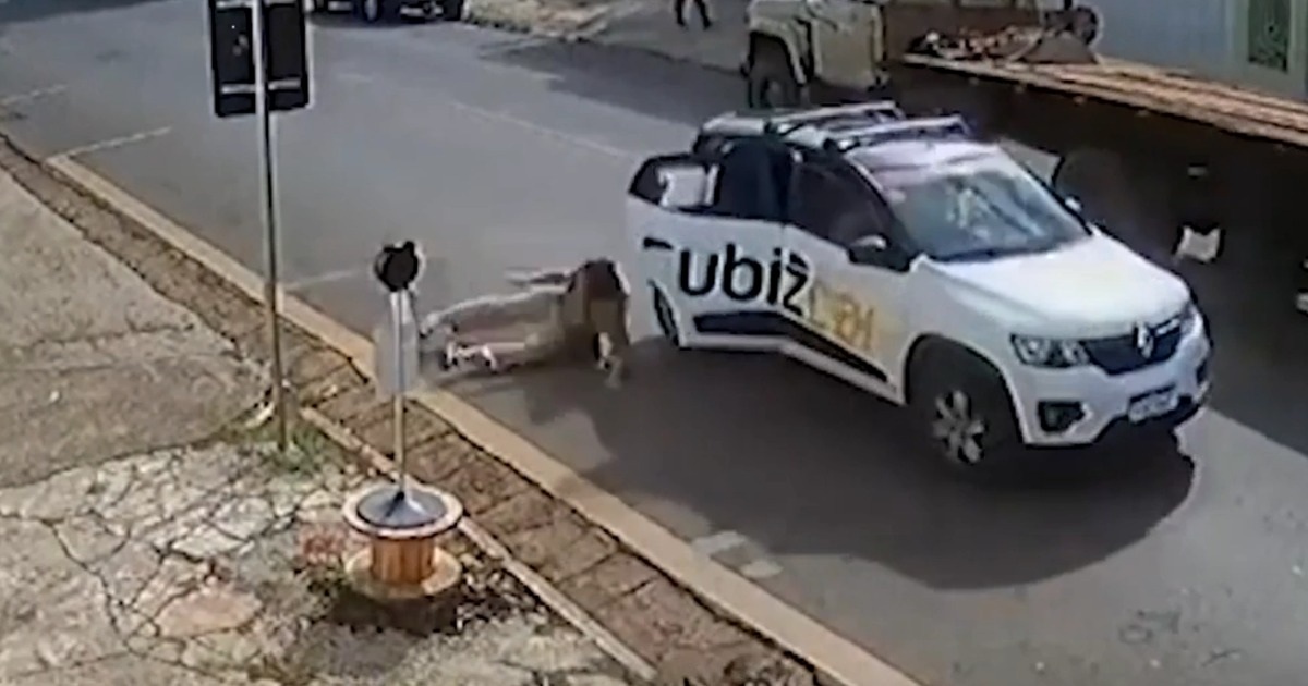 Clip “cô gái nhảy khỏi taxi đang di chuyển” nổi bật tuần qua