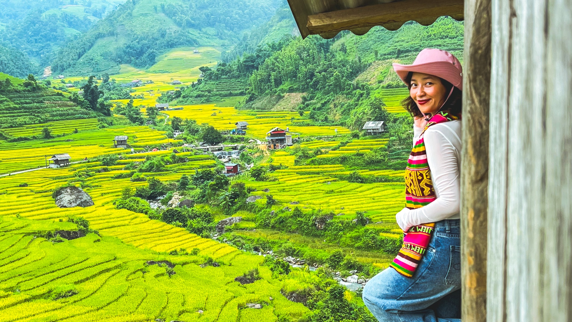 The picturesque golden terraced fields captivate visitors to Sapa - 1