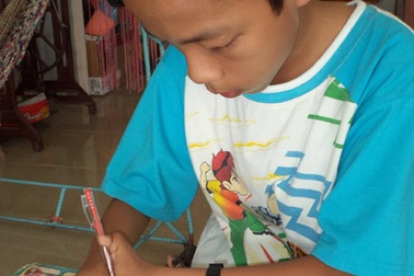 “Cậu bé không ngón tay” học giỏi, mê vẽ