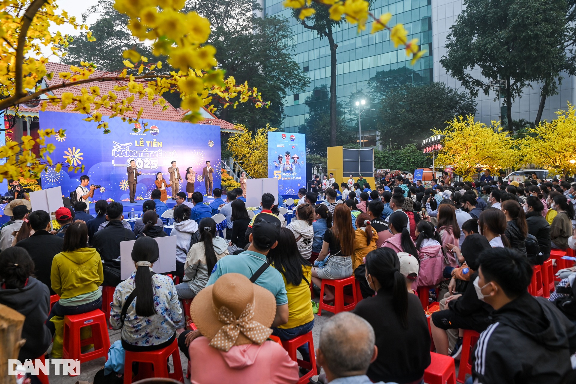 Ấm áp chuyến xe, chuyến bay đưa hơn 5.000 người lao động mang Tết về nhà - 1 Ấm áp chuyến xe, chuyến bay đưa hơn 5.000 người lao động mang Tết về nhà - 1