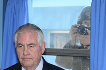 Binh sĩ Triều Tiên lén chụp ảnh Ngoại trưởng Mỹ