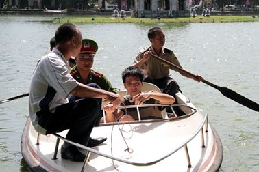 Nam thanh niên kêu nắng nóng, bơi ra Tháp Rùa cho… mát