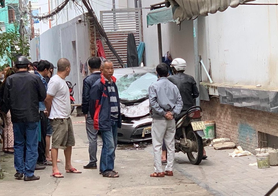 Rơi từ tầng 20 khách sạn trúng nóc ô tô, người đàn ông tử vong - 1 Rơi từ tầng 20 khách sạn trúng nóc ô tô, người đàn ông tử vong - 1
