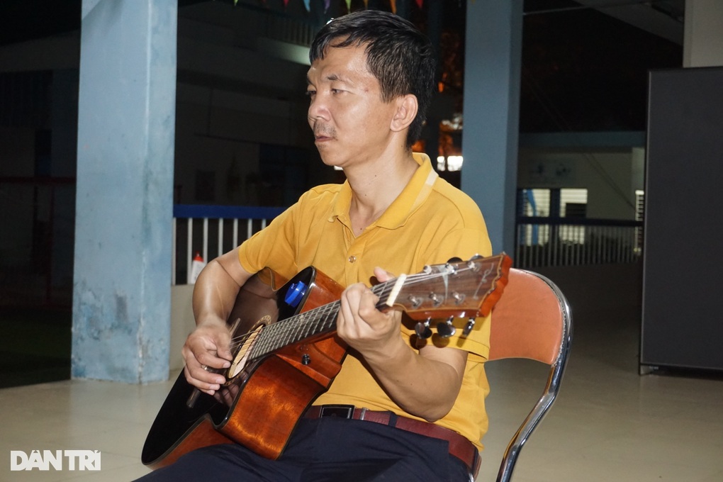Điều diệu kỳ trong lớp học đàn miễn phí của thầy giáo khuyết tật - 4 Điều diệu kỳ trong lớp học đàn miễn phí của thầy giáo khuyết tật - 4