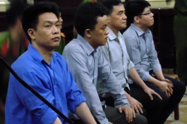 Cán bộ công an giúp sức buôn lậu ô tô theo diện Việt kiều hồi hương