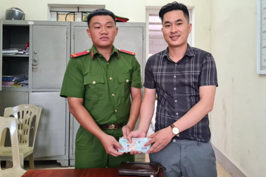 Cán bộ công an trả lại 80 triệu đồng nhặt được