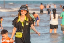 Bãi biển Quất Lâm đông kín người ngày 1/5