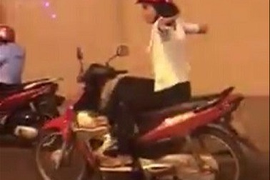 Người phụ nữ “làm xiếc” trên xe máy khi qua hầm chui Kim Liên