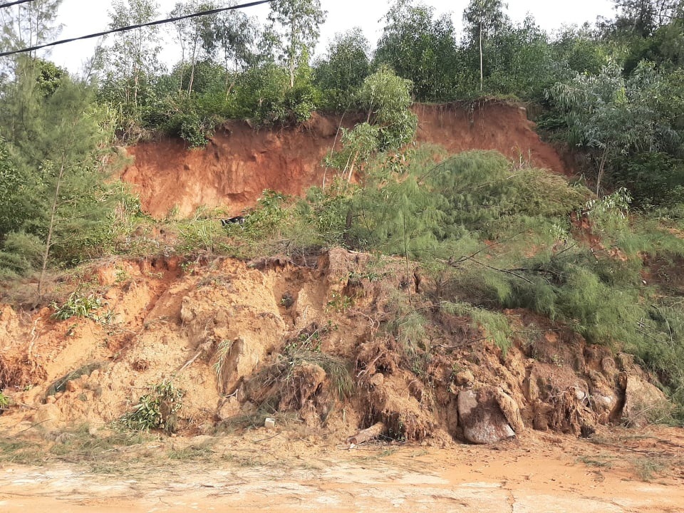 Sạt lở nhiều nơi, Hà Tĩnh khẩn trương di dời dân - 1