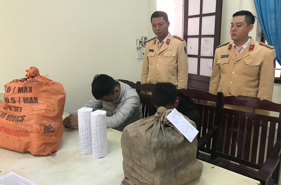 Cuốn pháo nổ mang đi bán, nhóm học sinh bỏ chạy khi đụng CSGT - 1 Cuốn pháo nổ mang đi bán, nhóm học sinh bỏ chạy khi đụng CSGT - 1